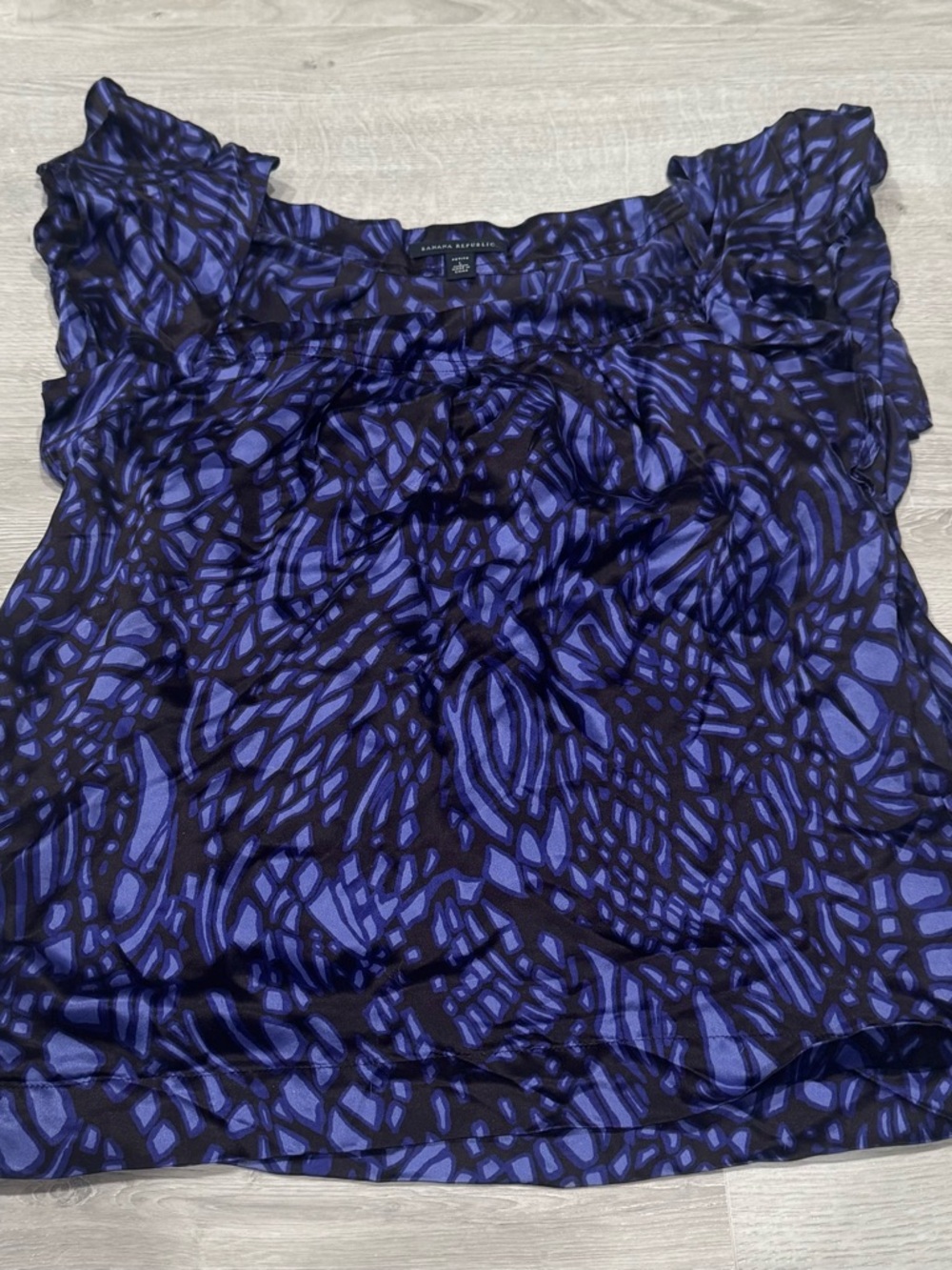 EUC Banana Republic l Purple Patterned Ruffle Sleeve Women's Top | 100% Silk